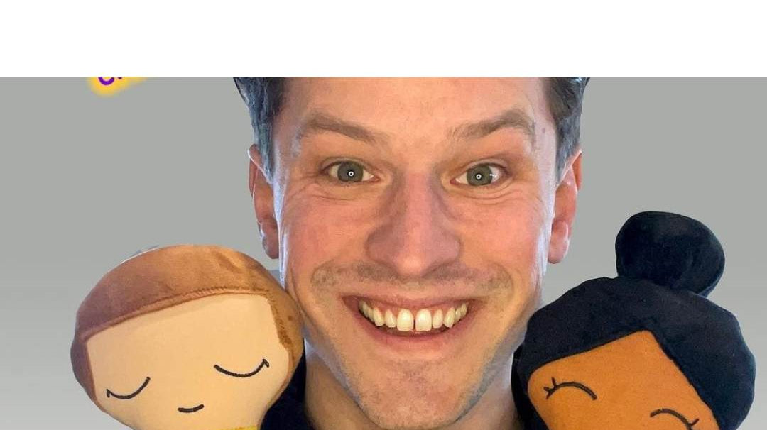 Henrik Wahlström x Watoto Arts| Dockor med Uppochner symbolen - Watotoarts.com