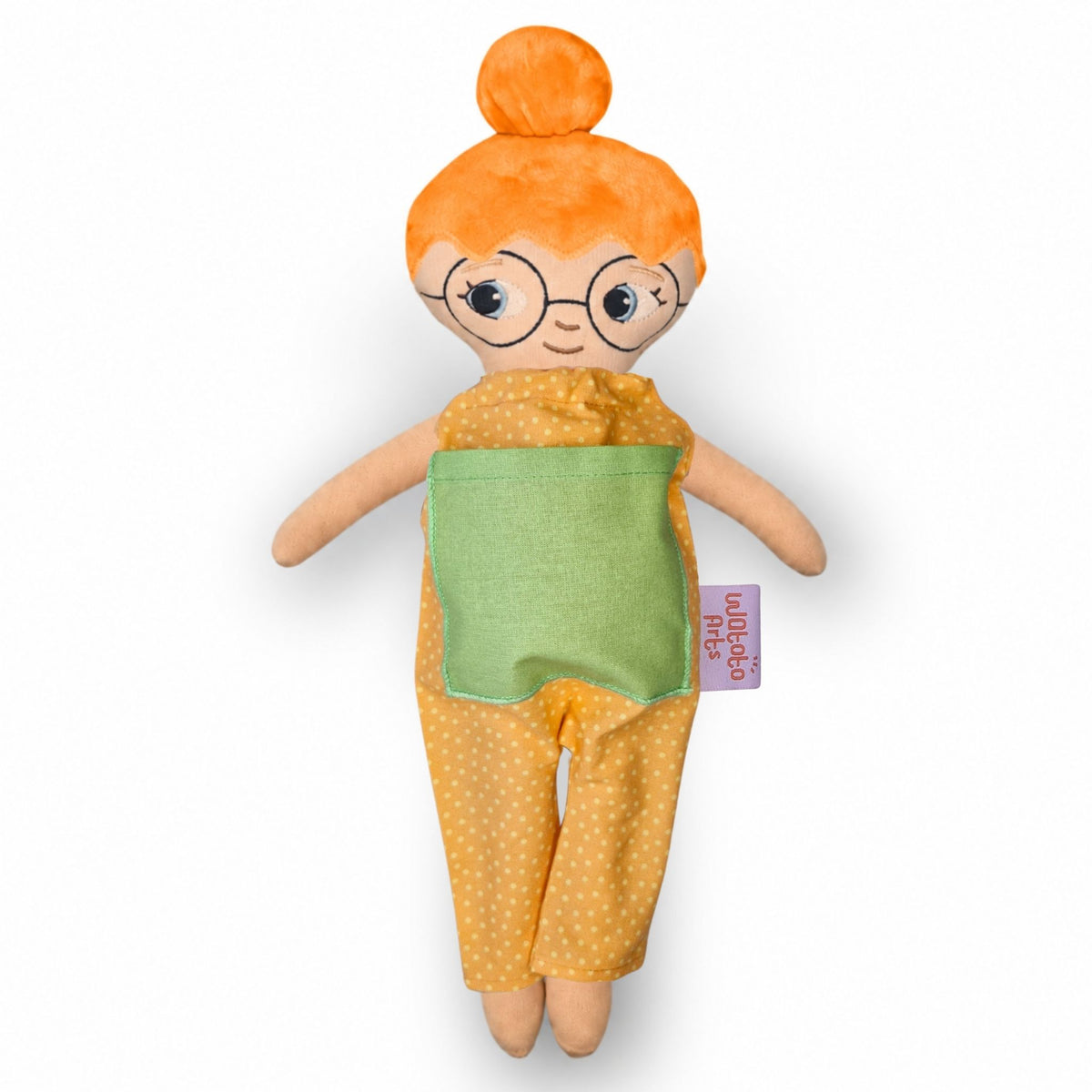 Alva med glasögon, rött hår i en hårknut och jumpsuit orange.