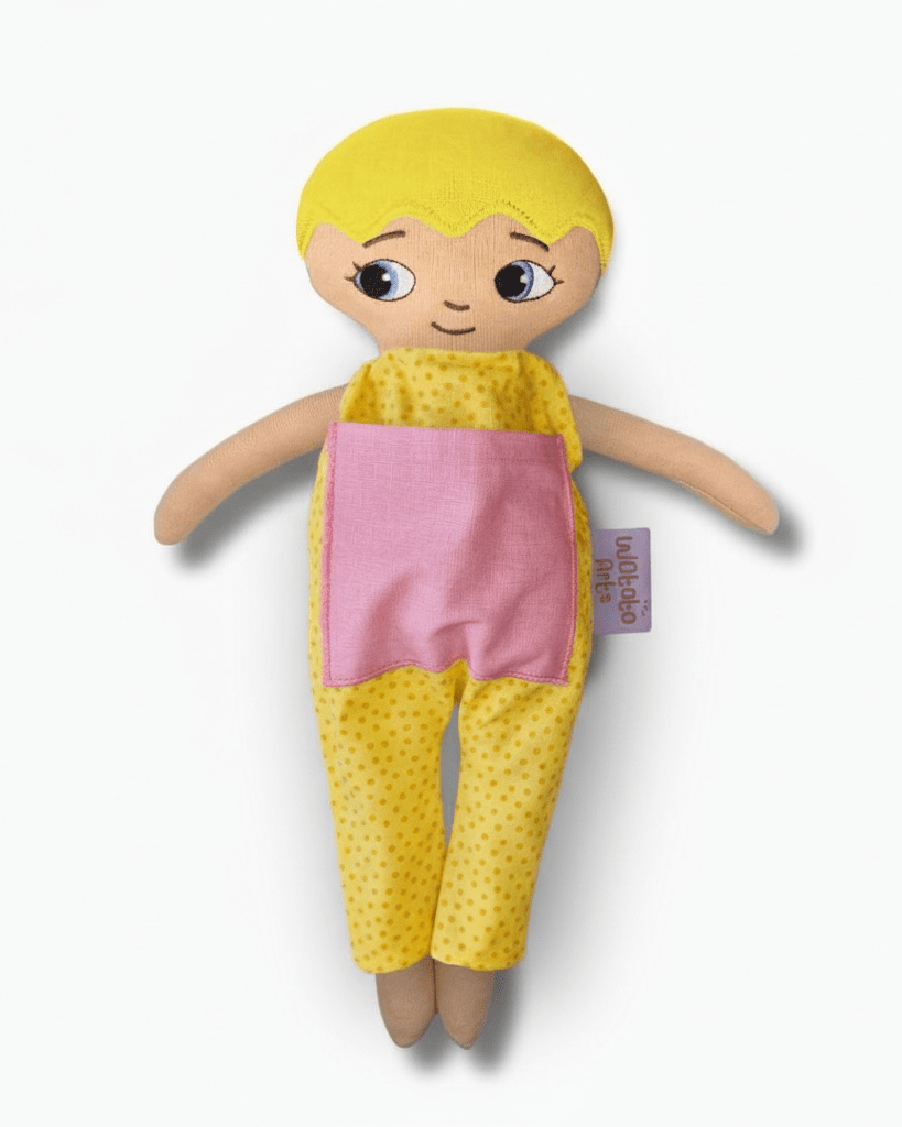 mjuk docka Adam i gul jumpsuit på vit bakgrund