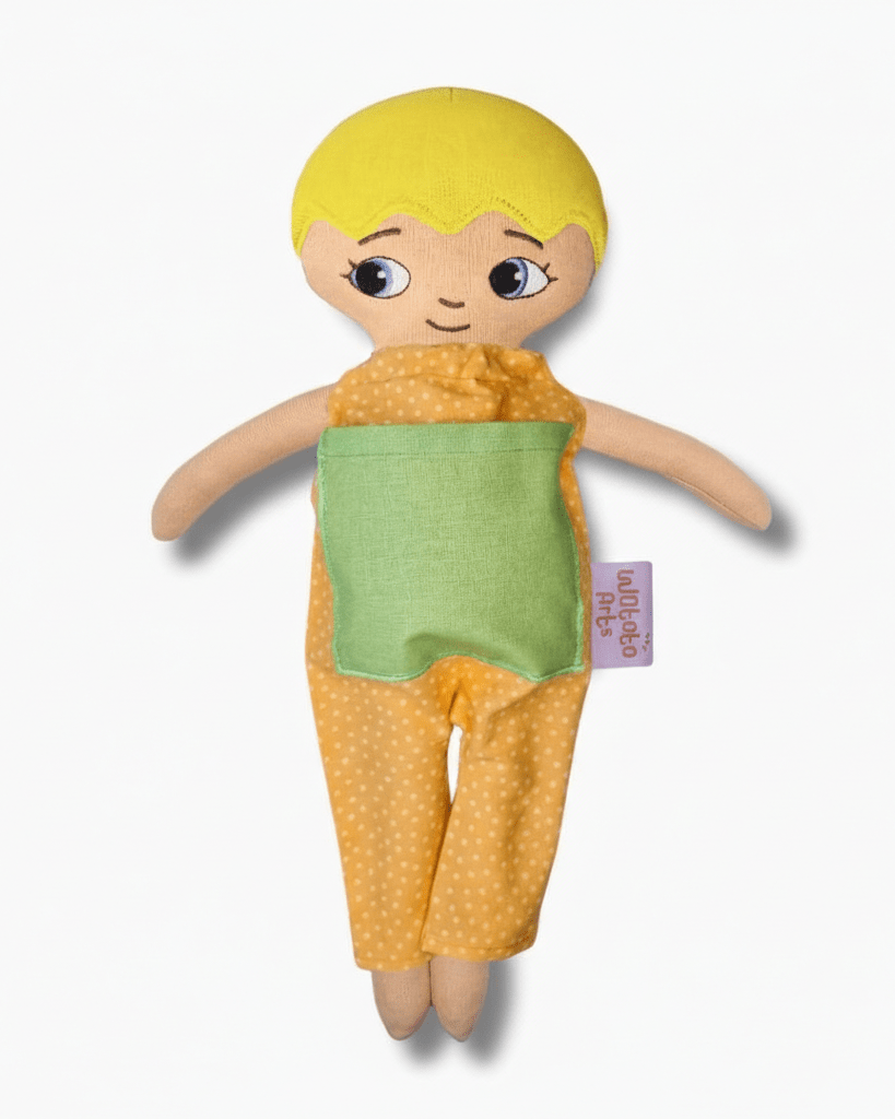 mjuk docka Adam i orange jumpsuit på vit bakgrund
