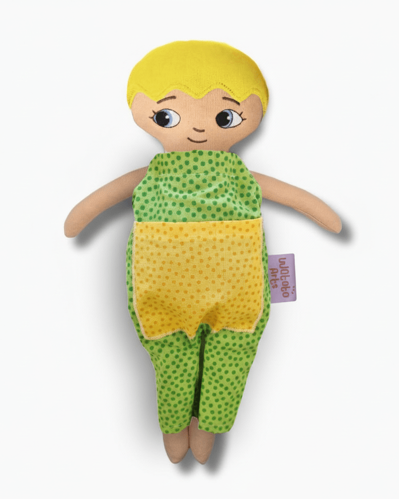mjuk docka Adam i grön jumpsuit på vit bakgrund
