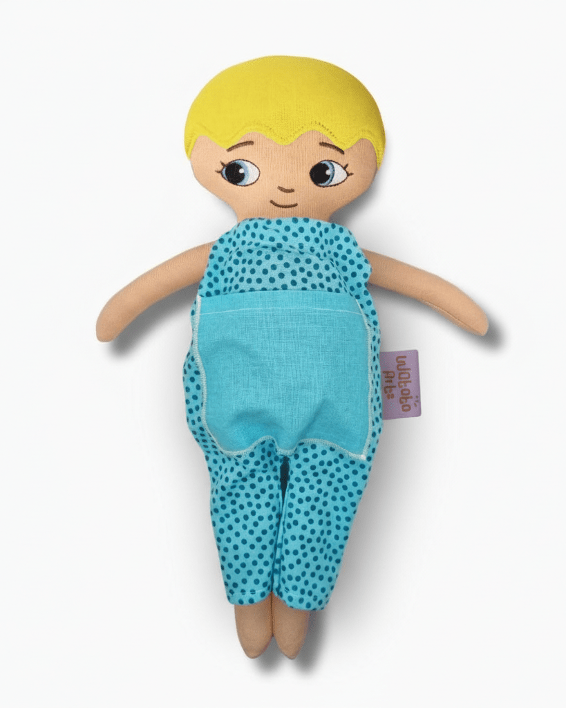 mjuk docka Adam i blå jumpsuit på vit bakgrund