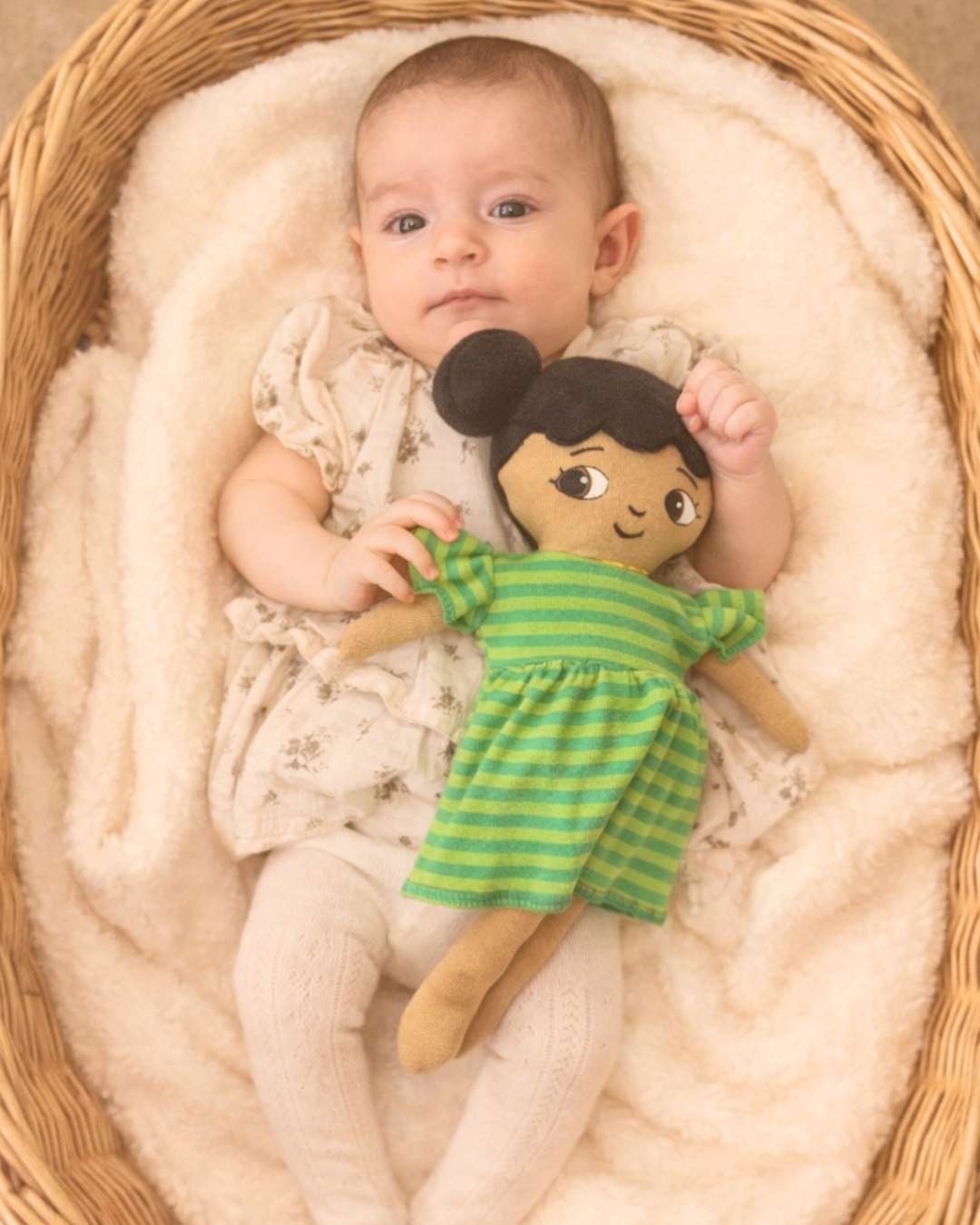 Dockan Alma med en bebis som kramar den