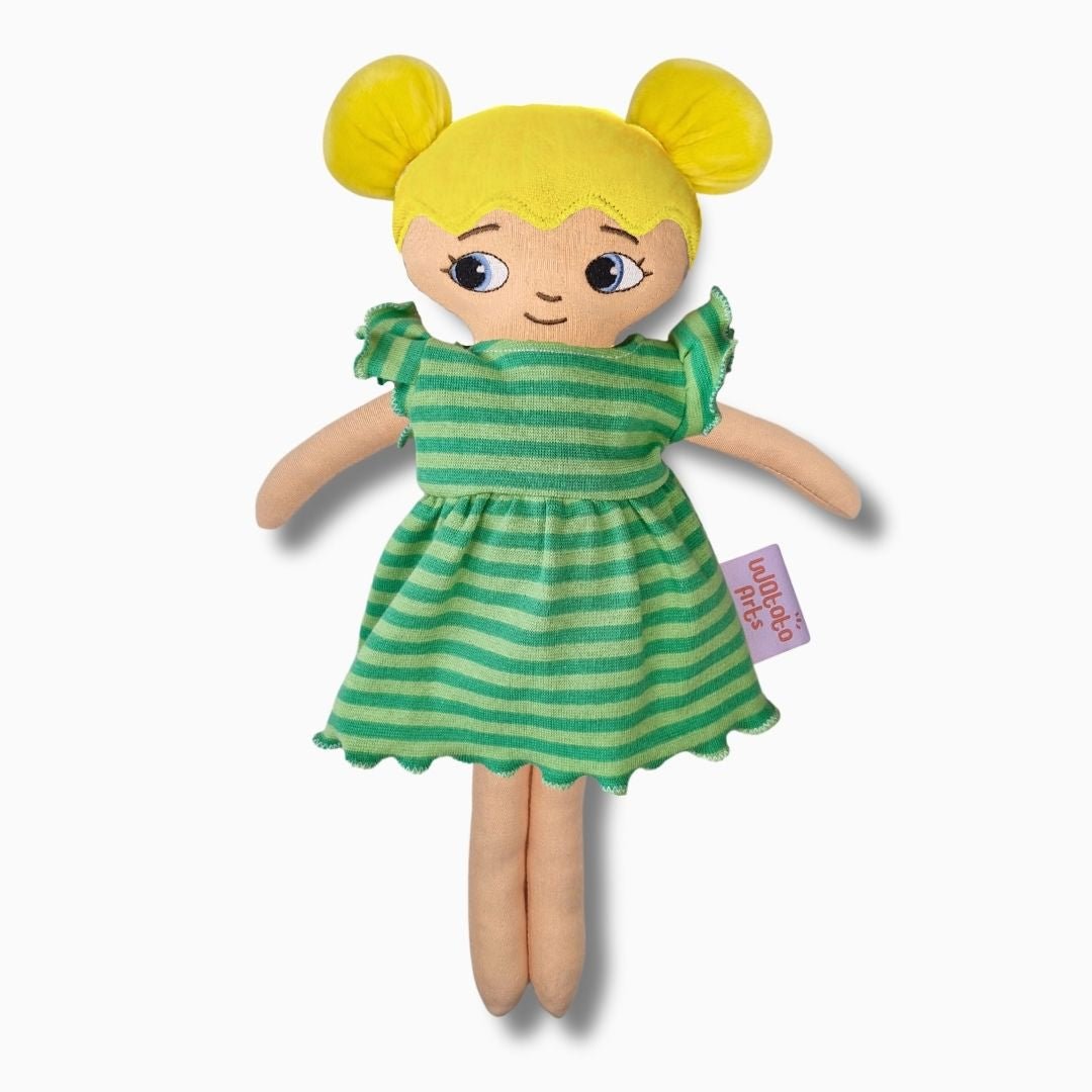 mjuk docka Alyssa i grön volang klänning på vit bakgrund