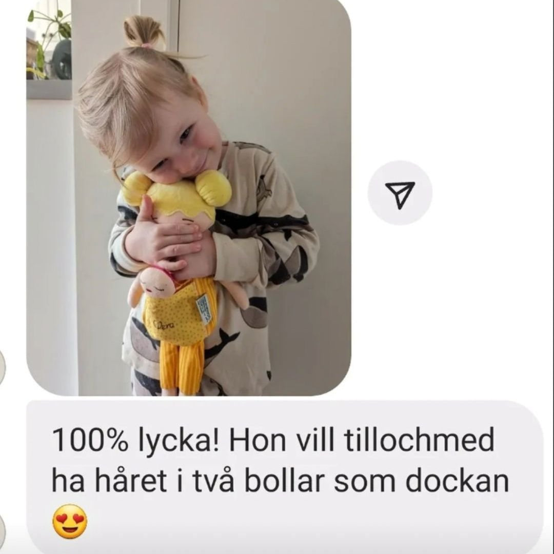 ett meddeland från en nöjd kunds samt en bild på ett barn som kramar sin docka