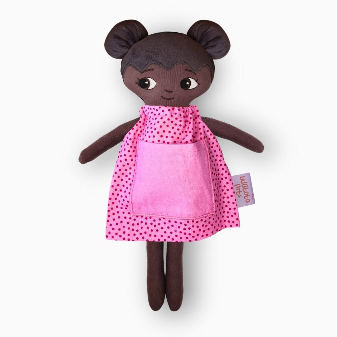 mjuk docka Amari i rosa klänning på vit bakgrund