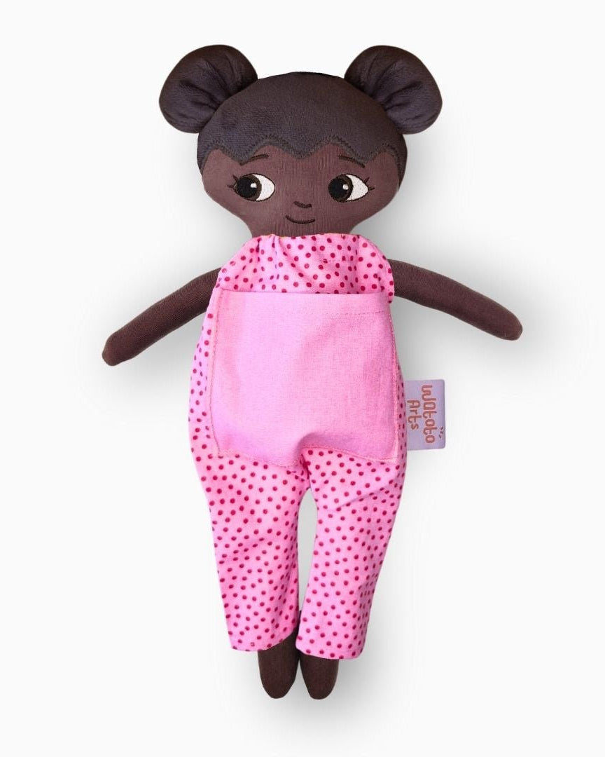 mjuk docka Amari i rosa jumpsuit på vit bakgrund