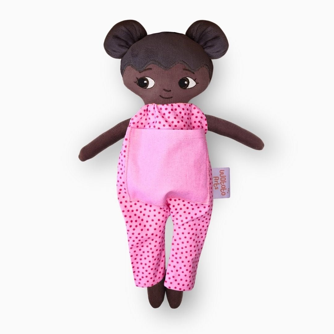 mjuk docka Amari i rosa jumpsuit på vit bakgrund