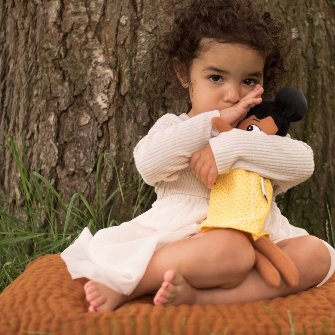 Mjuk docka med personlig brodyr som ett barn kramar och gosar med