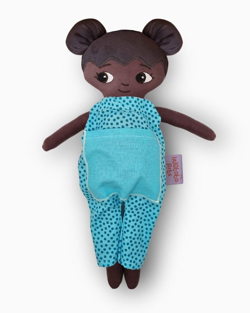 mjuk docka Amari i blå jumpsuit på vit bakgrund