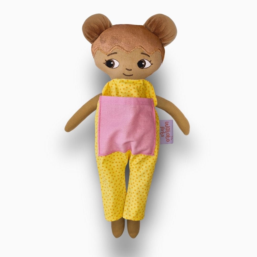 mjuk docka Amaya i gul jumpsuit på vit bakgrund