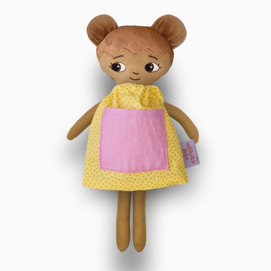 mjuk docka Amaya i gul klänning på vit bakgrund