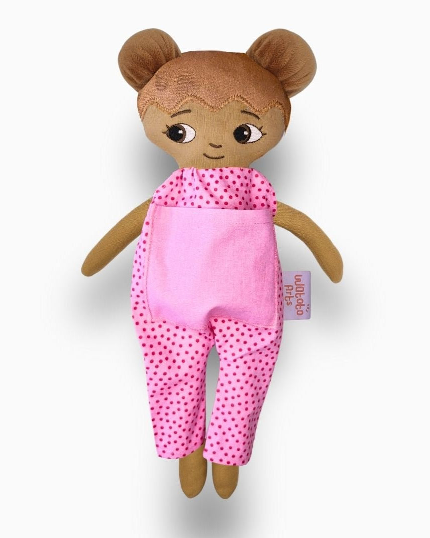 mjuk docka Amaya i rosa jumpsuit på vit bakgrund