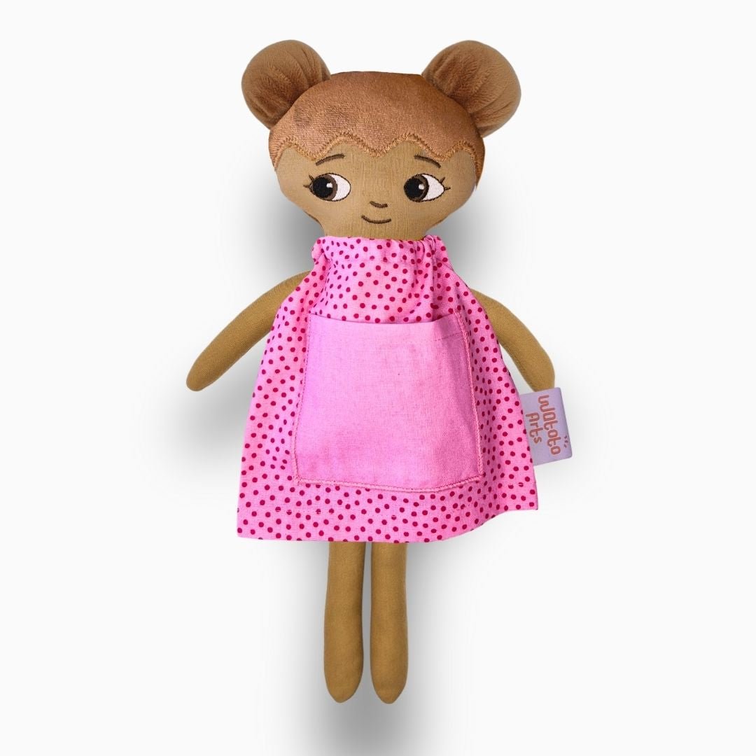 mjuk docka Amaya i rosa klänning på vit bakgrund