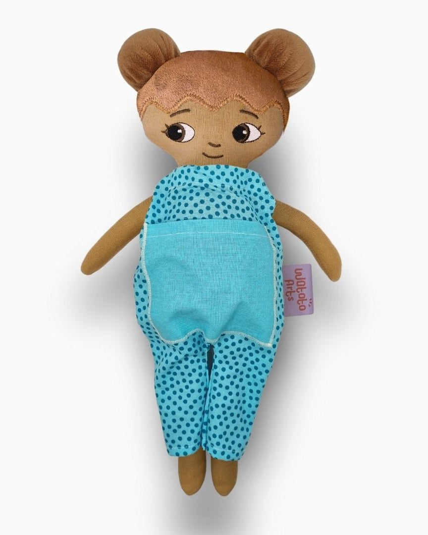 mjuk docka Amaya i blå jumpsuit på vit bakgrund