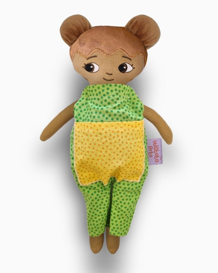 mjuk docka Amaya i grön jumpsuit på vit bakgrund