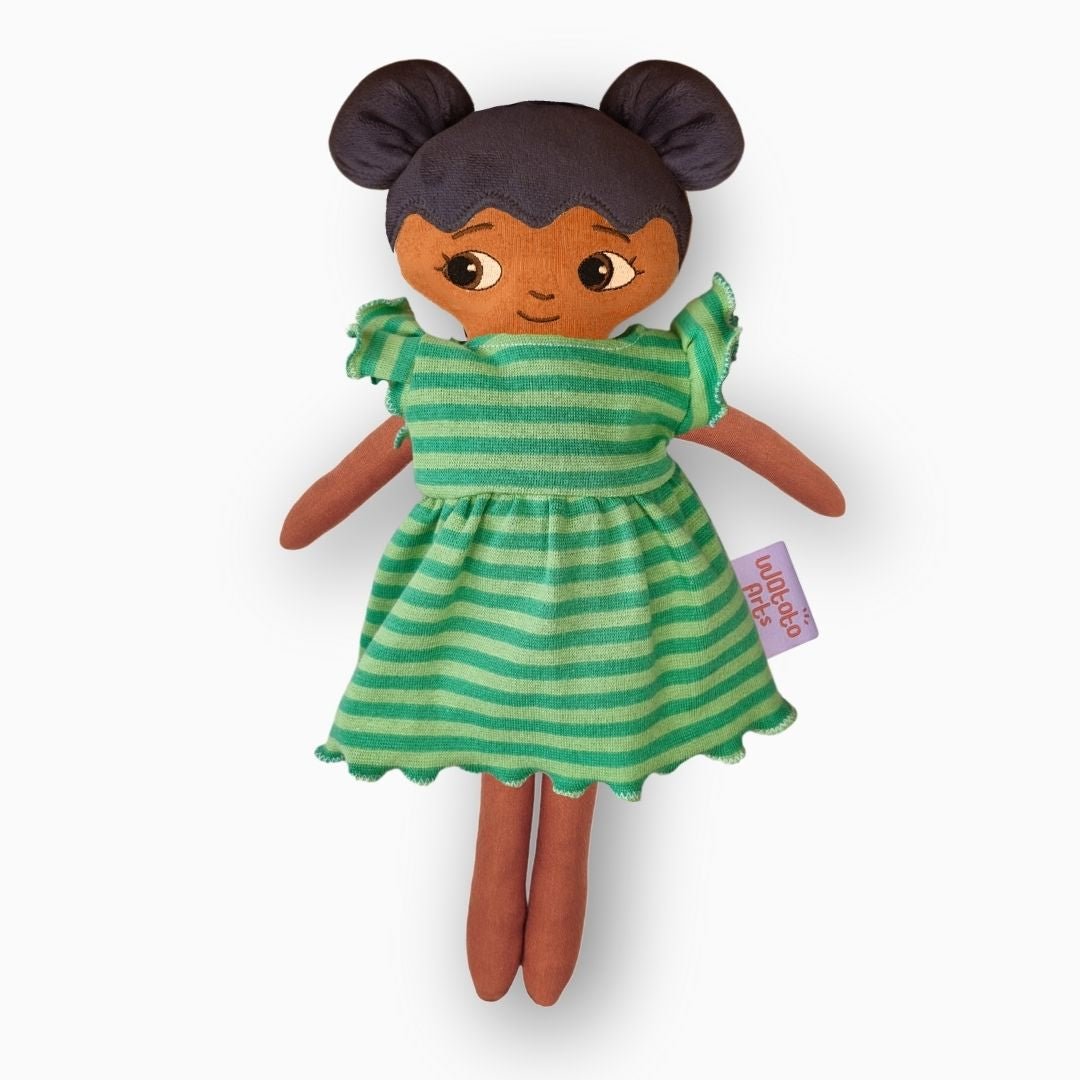 mjuk docka Fatima i grön klänning på vit bakgrund