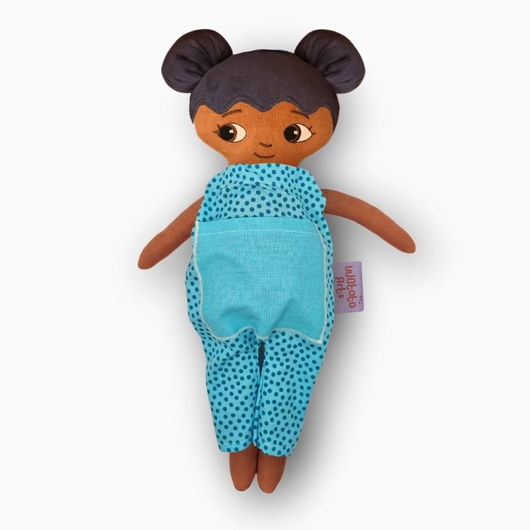 mjuk docka Fatima i blå jumpsuit på vit bakgrund