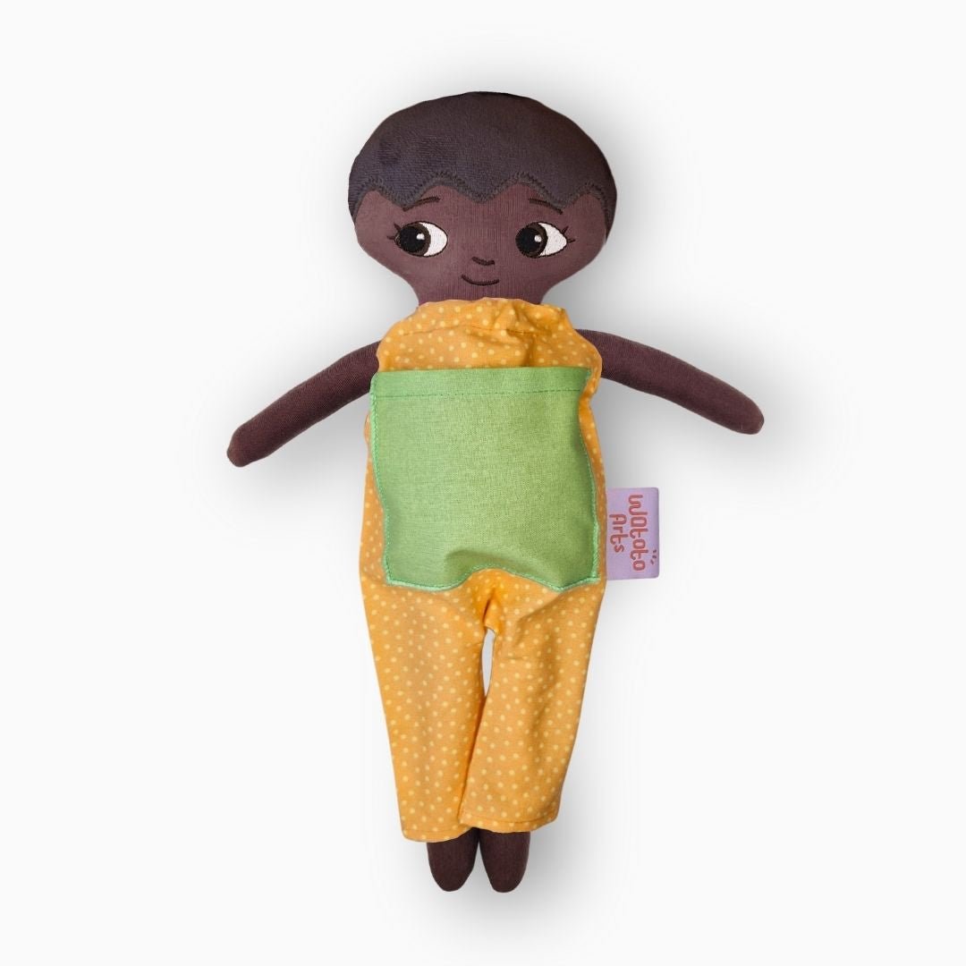 Mjuk docka med personlig brodyr i orange jumpsuit och vit bakgrund