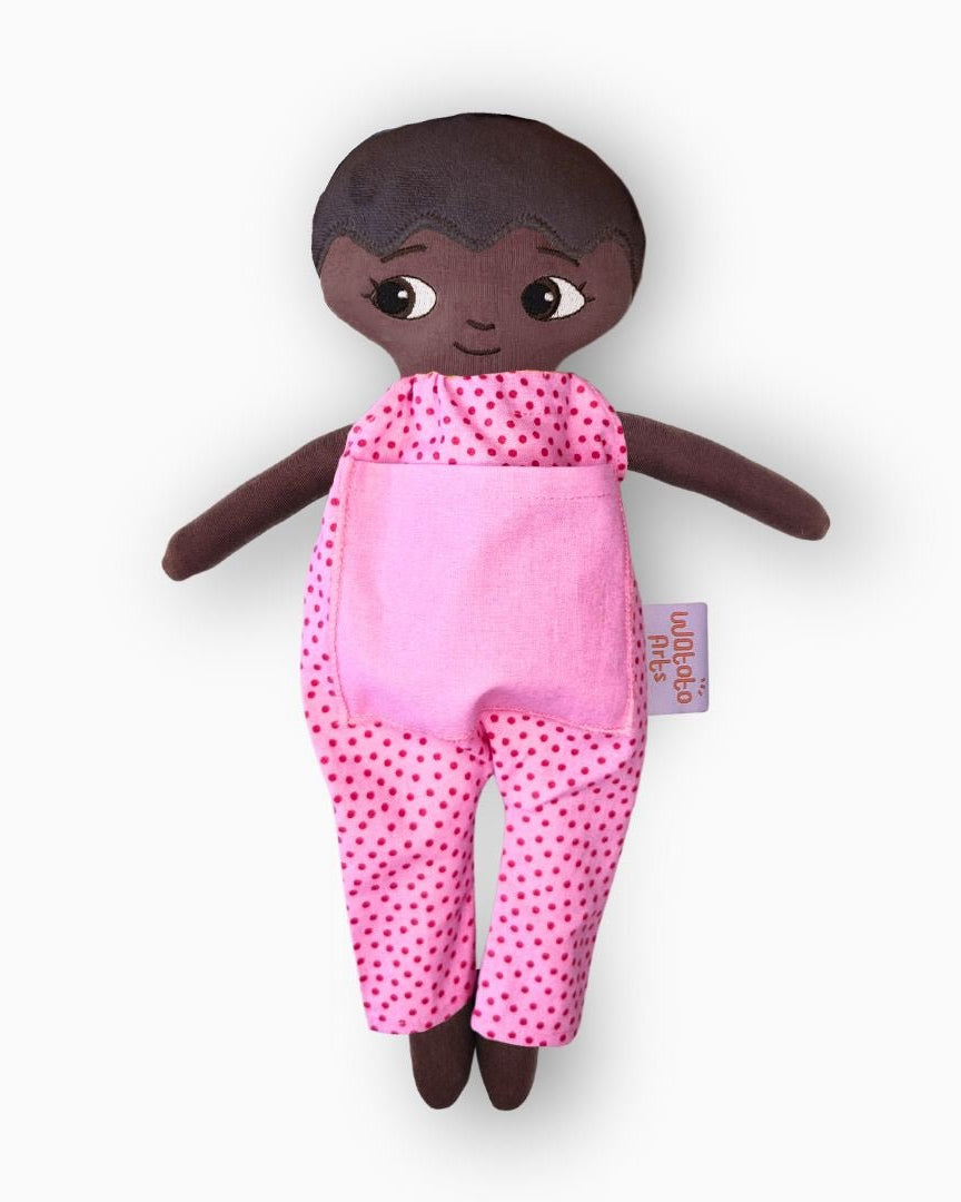 mjuk docka Liam i rosa jumpsuit på vit bakgrund