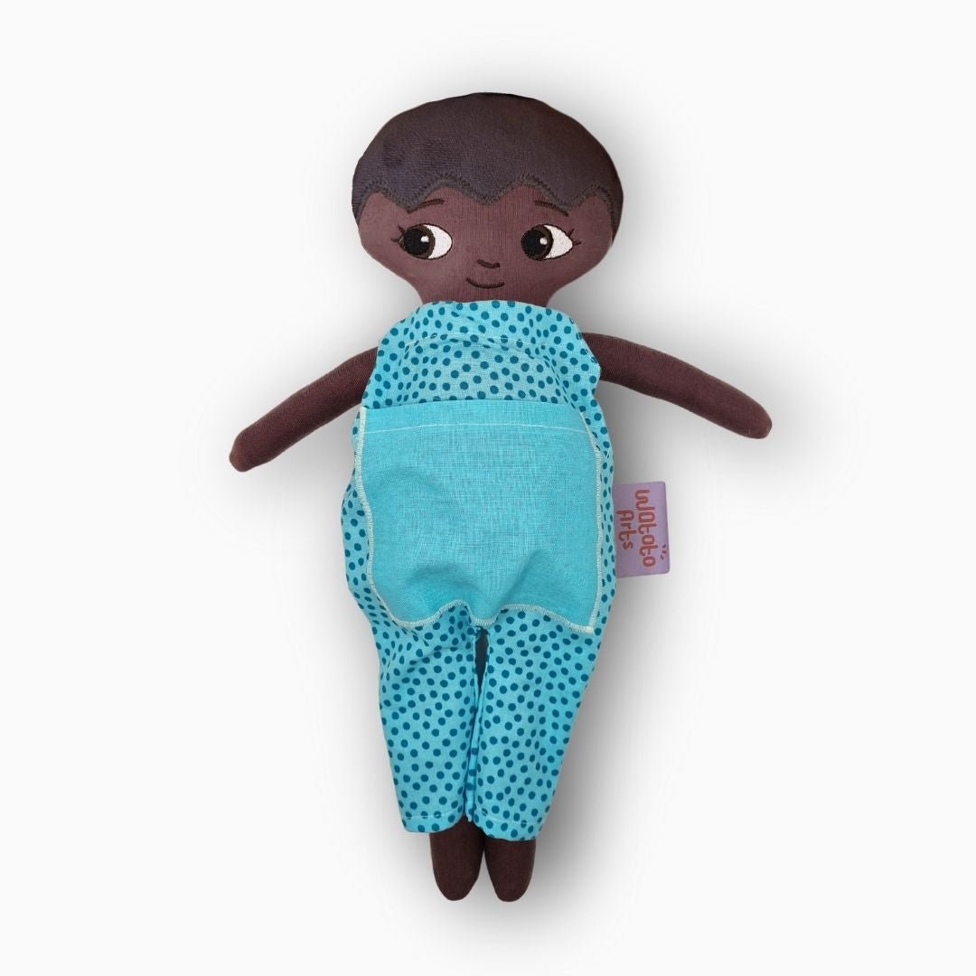 mjuk docka Liam i blå jumpsuit på vit bakgrund