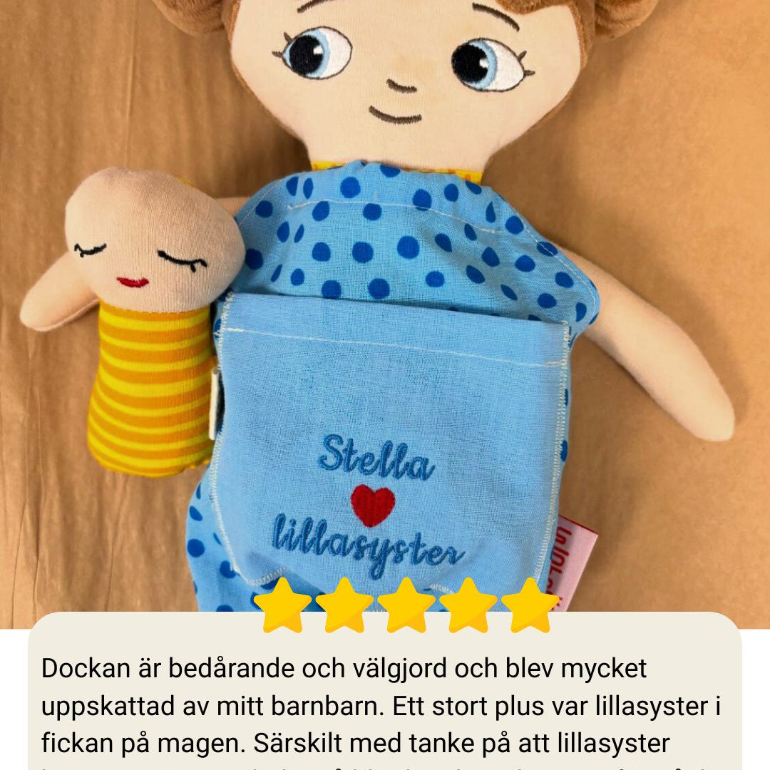 mjuk docka Mia i närbild där man ser en brodyr samt en kund recension med 5-stjärnor