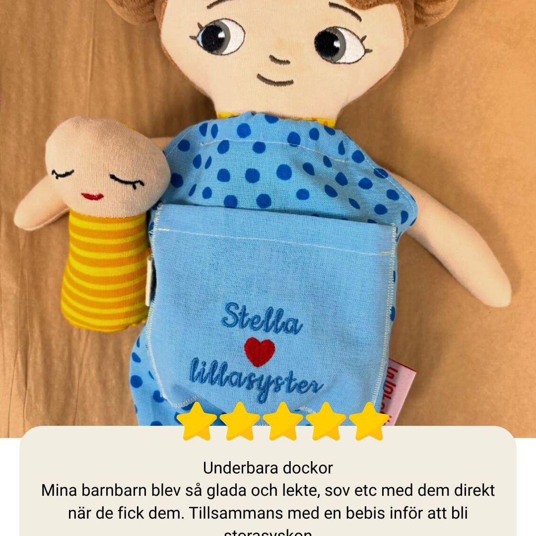 mjuk docka Minna i blå jumpsuit och en bebis docka