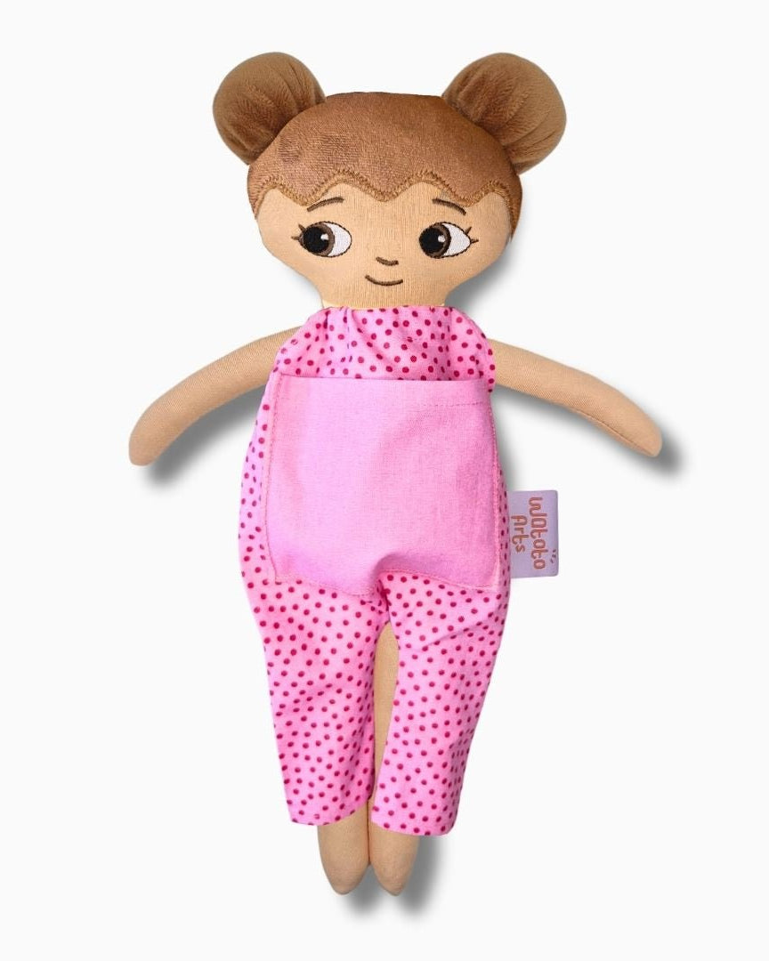 mjuk docka Minna i rosa jumpsuit på vit bakgrund