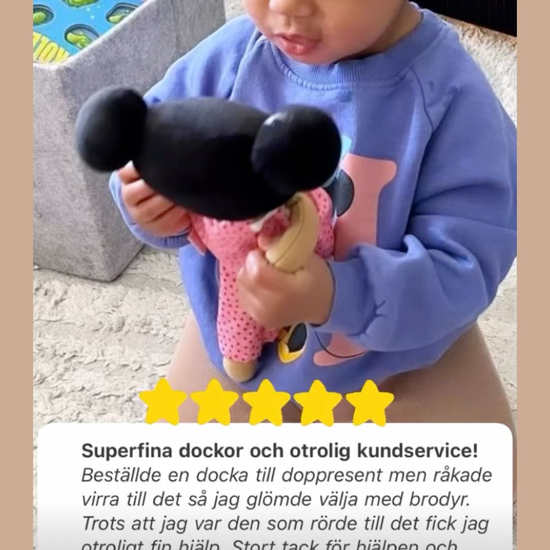 Ett barn som leker med sin mjuka docka från watoto arts