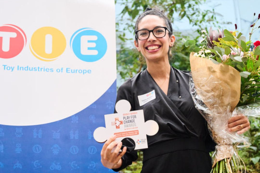 Fatma får ett pris för sin verksamhet watoto arts.