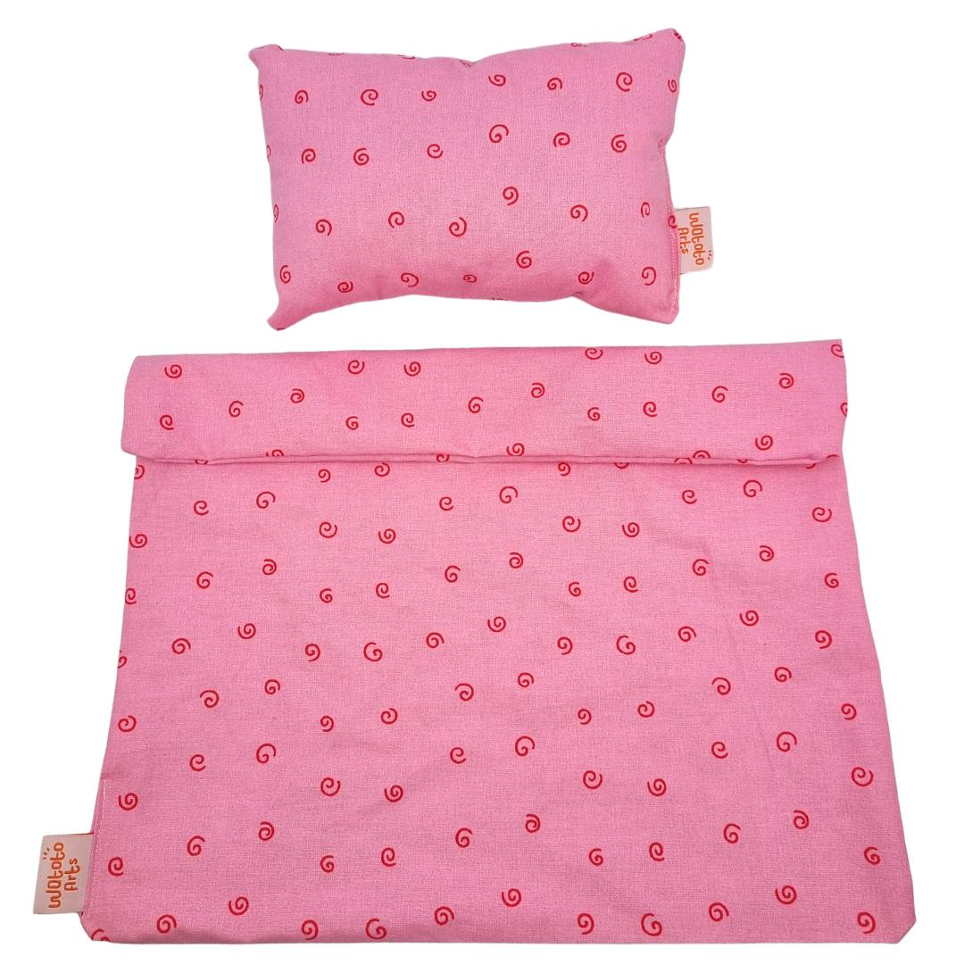 Docksängkläder, Täcke och Kudde – Sovset och för watoto arts Docka. Rosa färg med små figurer.