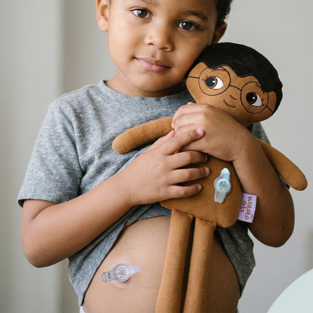 Mjuk docka med gastrostomiknapp/PEG knapp i magen| Watoto Arts