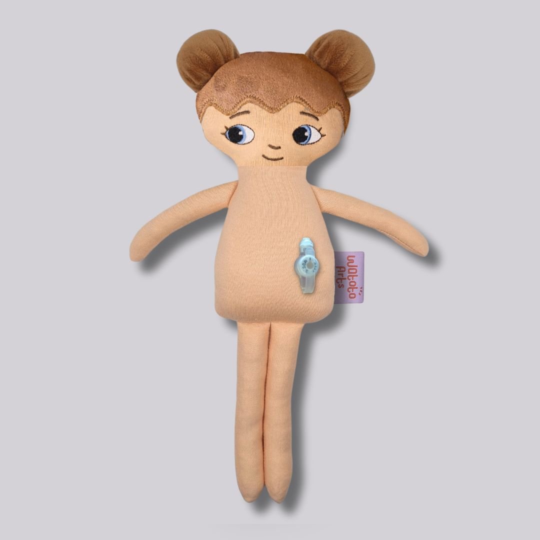 Mjuk docka med gastrostomiknapp/PEG knapp i magen| Watoto Arts