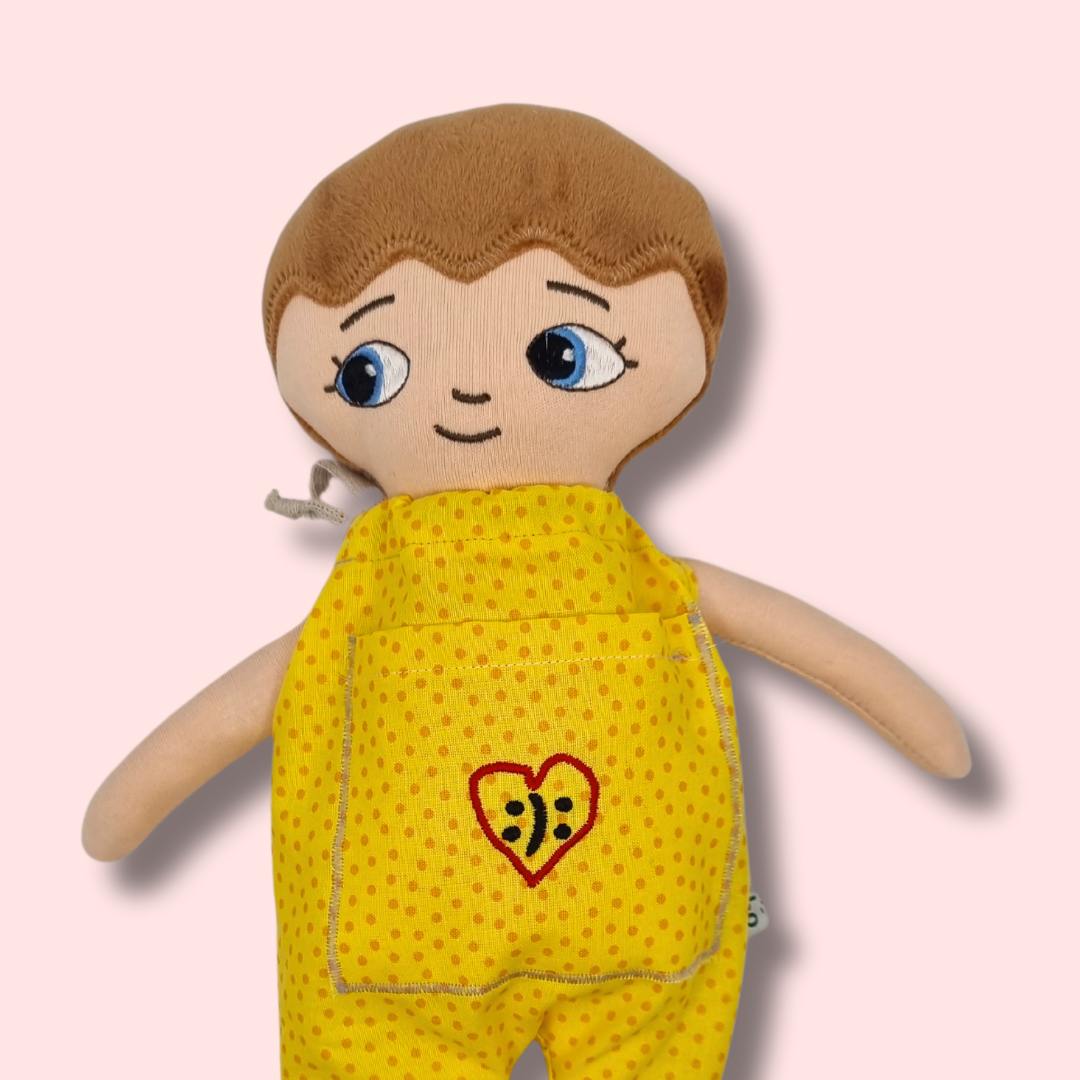 Mjuk Docka Noa - Watoto Arts x Henrik Wahlström Upp och Ner hjärtat broderat på dockans kläder
