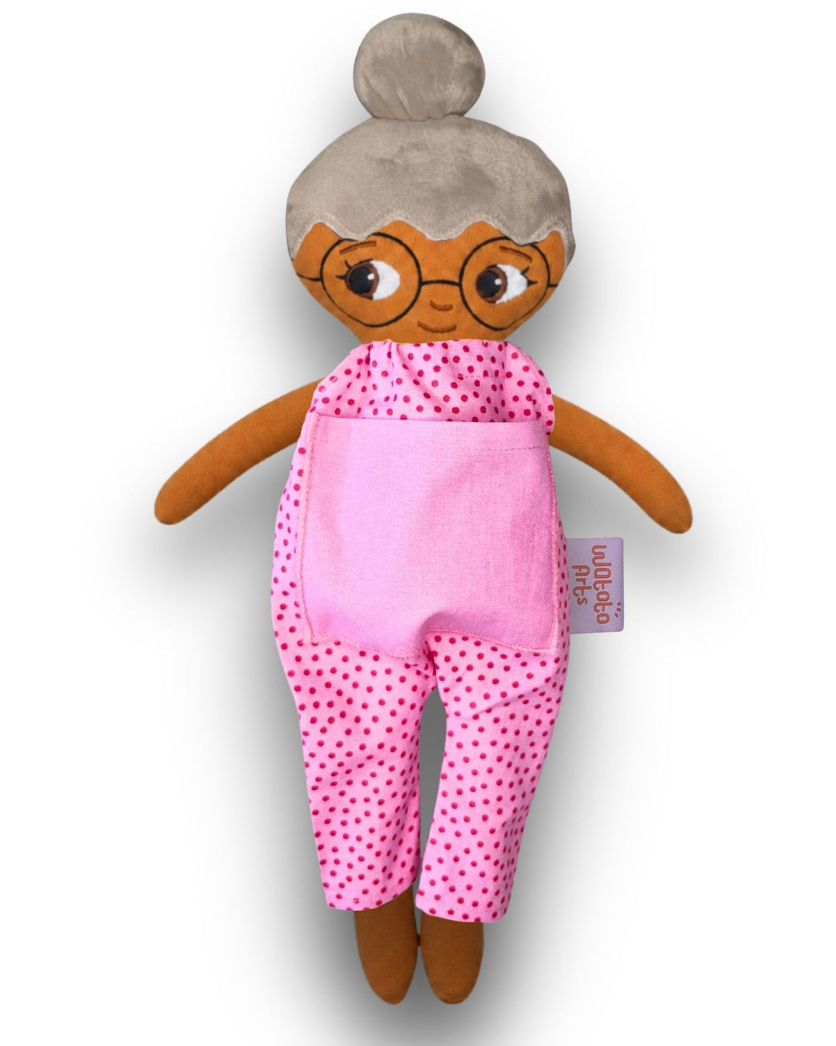 Mormor/farmor med grått hår i en hårknut, glasögon, brun hud och rosa jumpsuit.