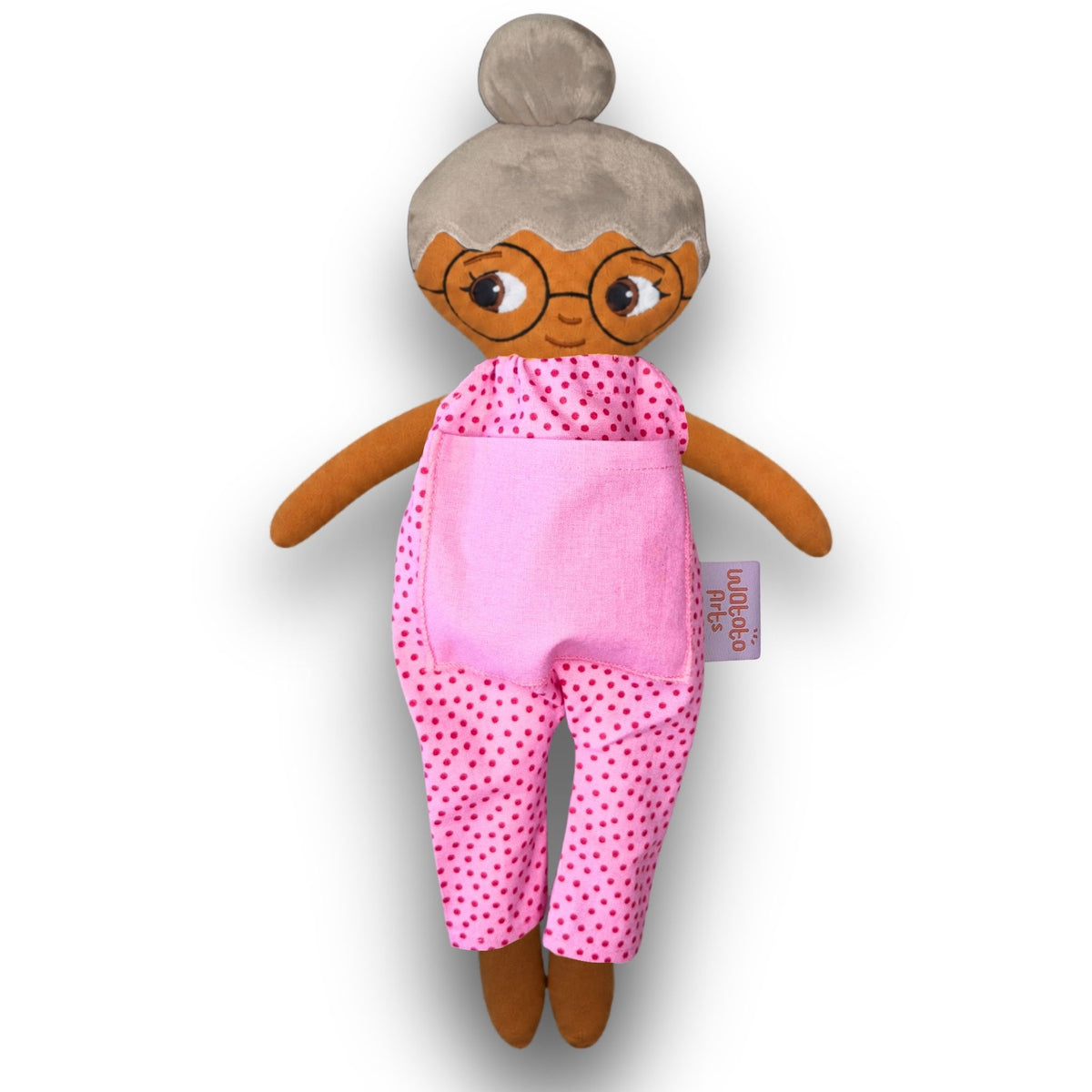 Mormor/farmor med grått hår i en hårknut, glasögon, brun hud och rosa jumpsuit.