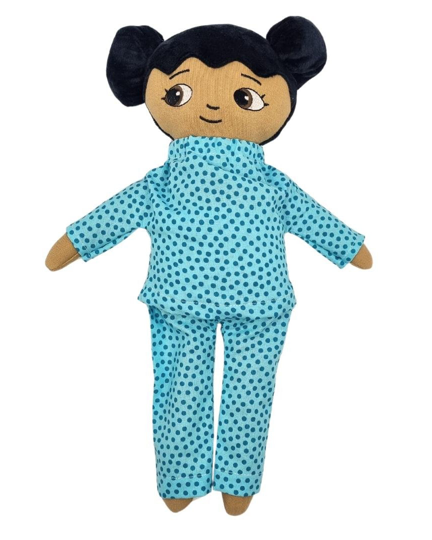 En Watoto Arts docka som bär en tvådelat blå pyjamas