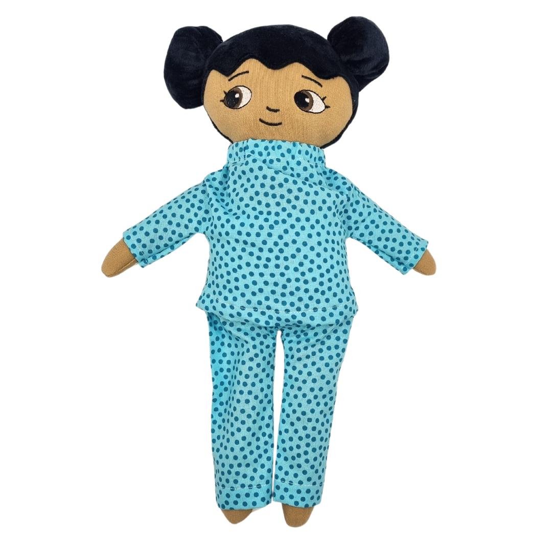 En Watoto Arts docka som bär en tvådelat blå pyjamas