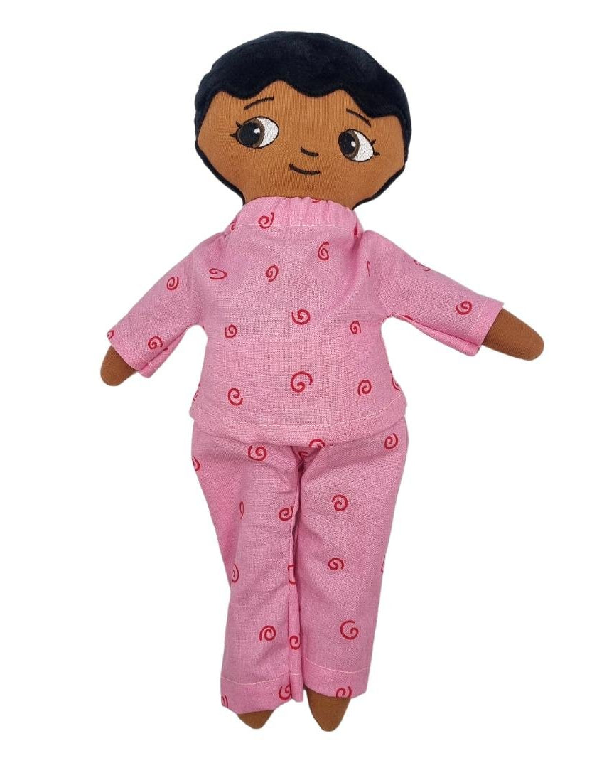 En Watoto Arts docka som bär en tvådelat blå pyjamas, rosa färg på pyjamasen