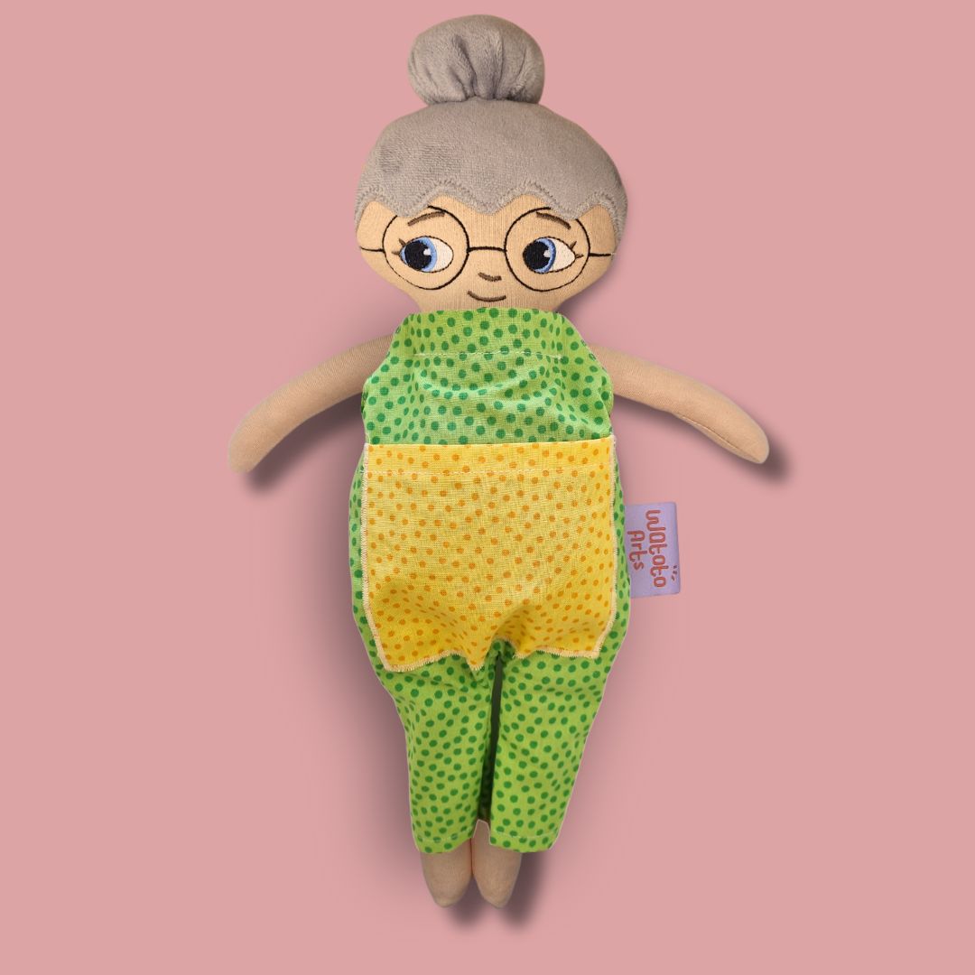 Docka Greta med hårknut och glasögon