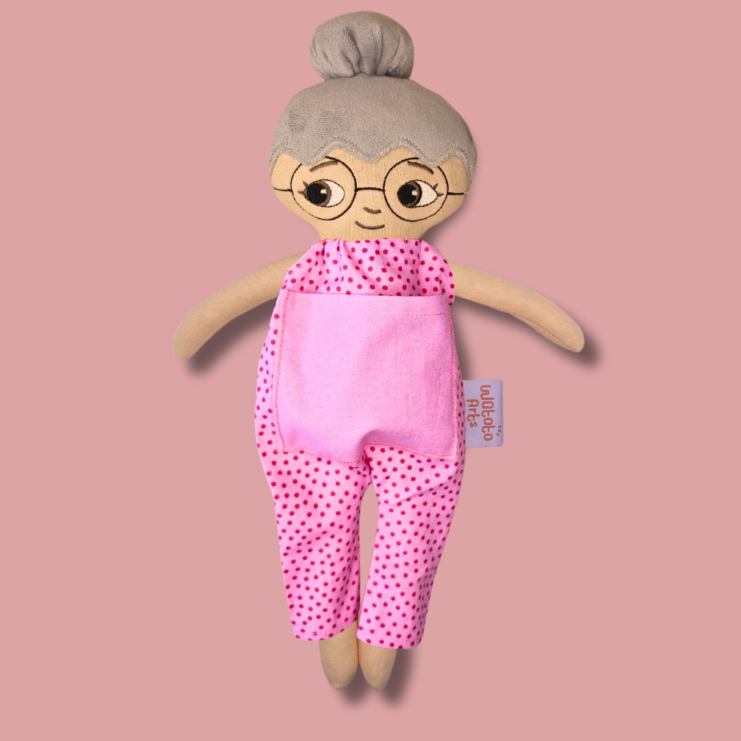 Docka Greta med hårknut och glasögon