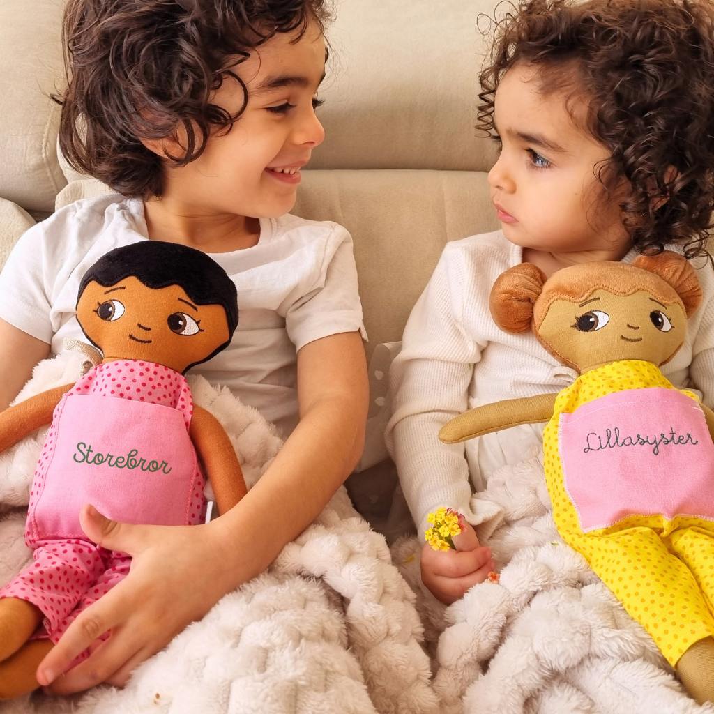Docklek och språkutveckling: Hur lek med dockor stärker barns kommunikation - Watotoarts.com
