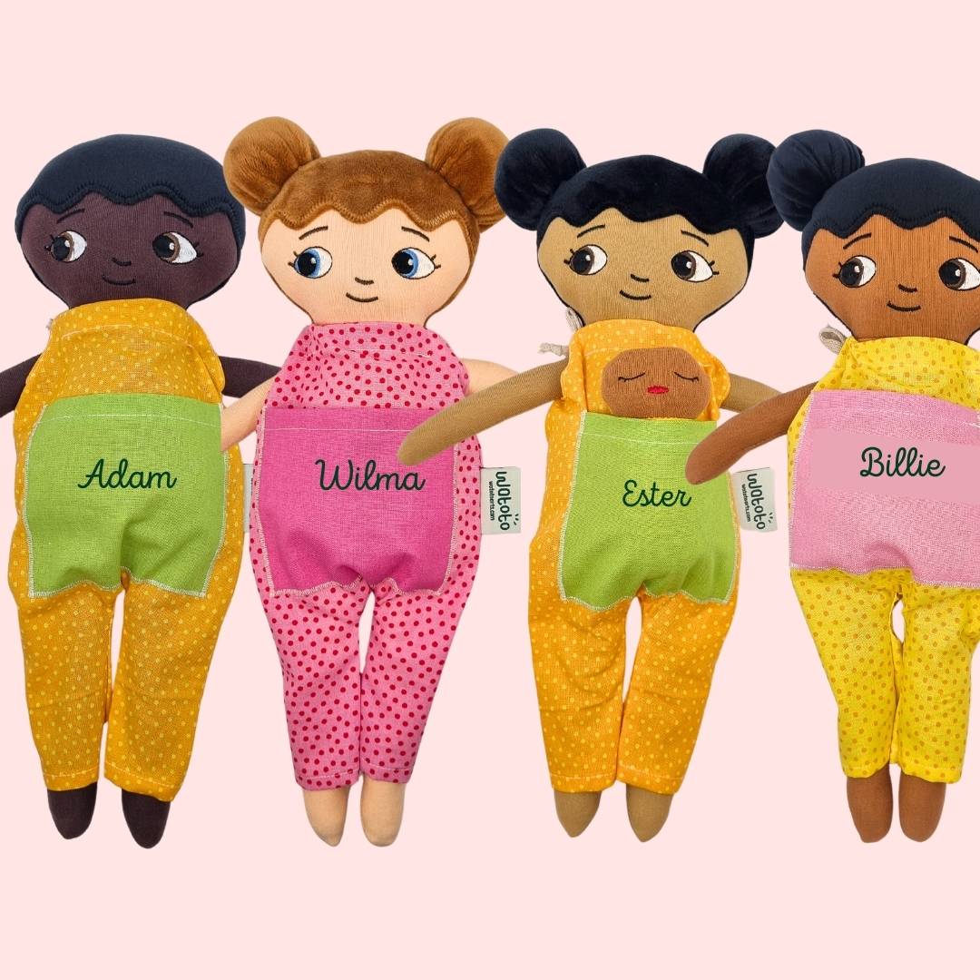 Unika Handgjorda Dockor med Personlig Brodyr – Den Perfekta Gåvan - Watotoarts.com