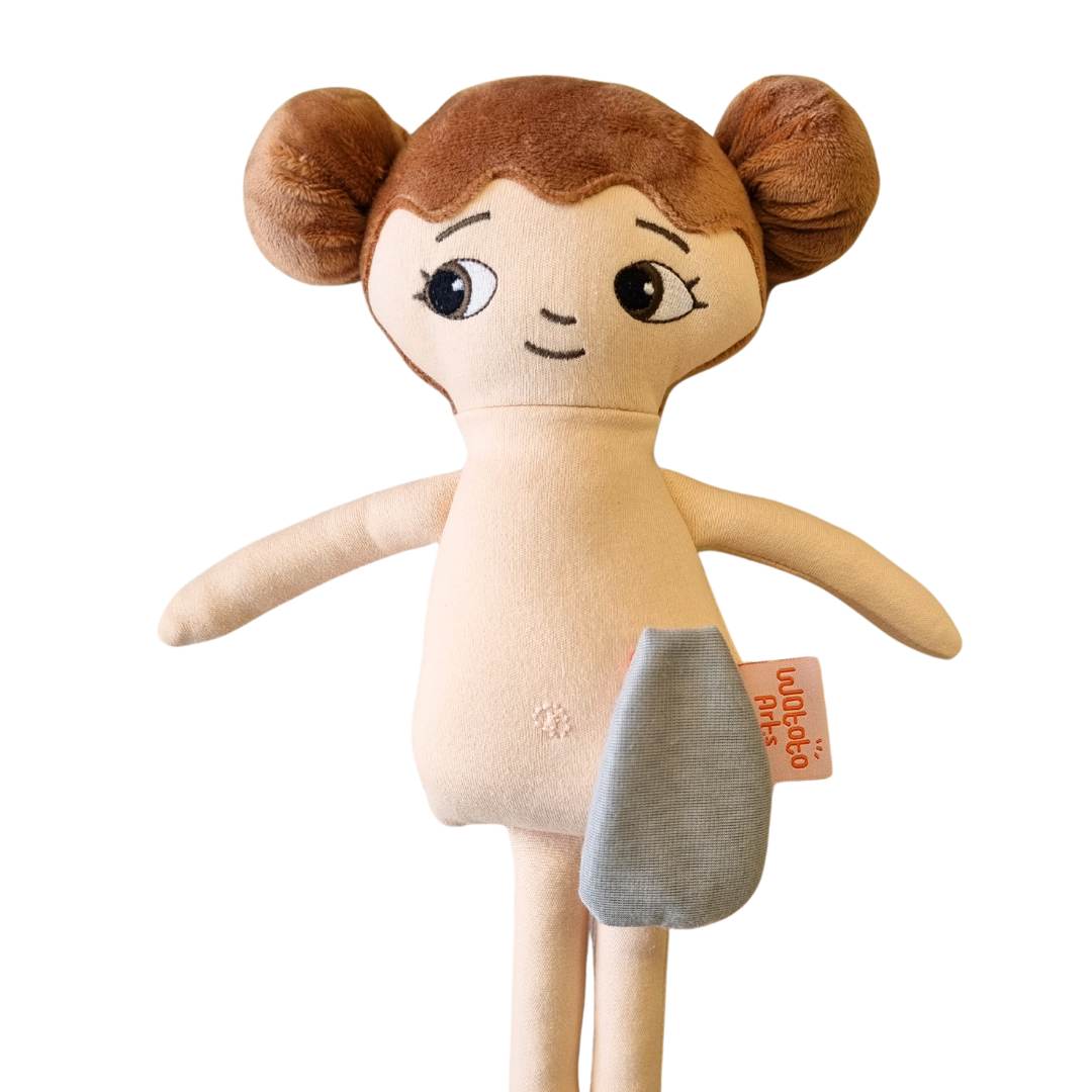 Nyhet hos Watoto Arts: Docka med stomipåse – för en mer inkluderande lek