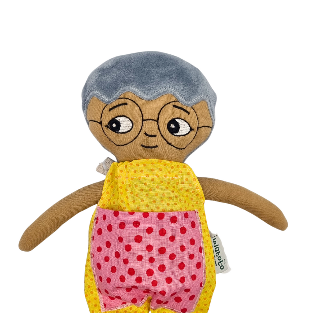 Närbild på mjuk docka med glasögon och grått hår