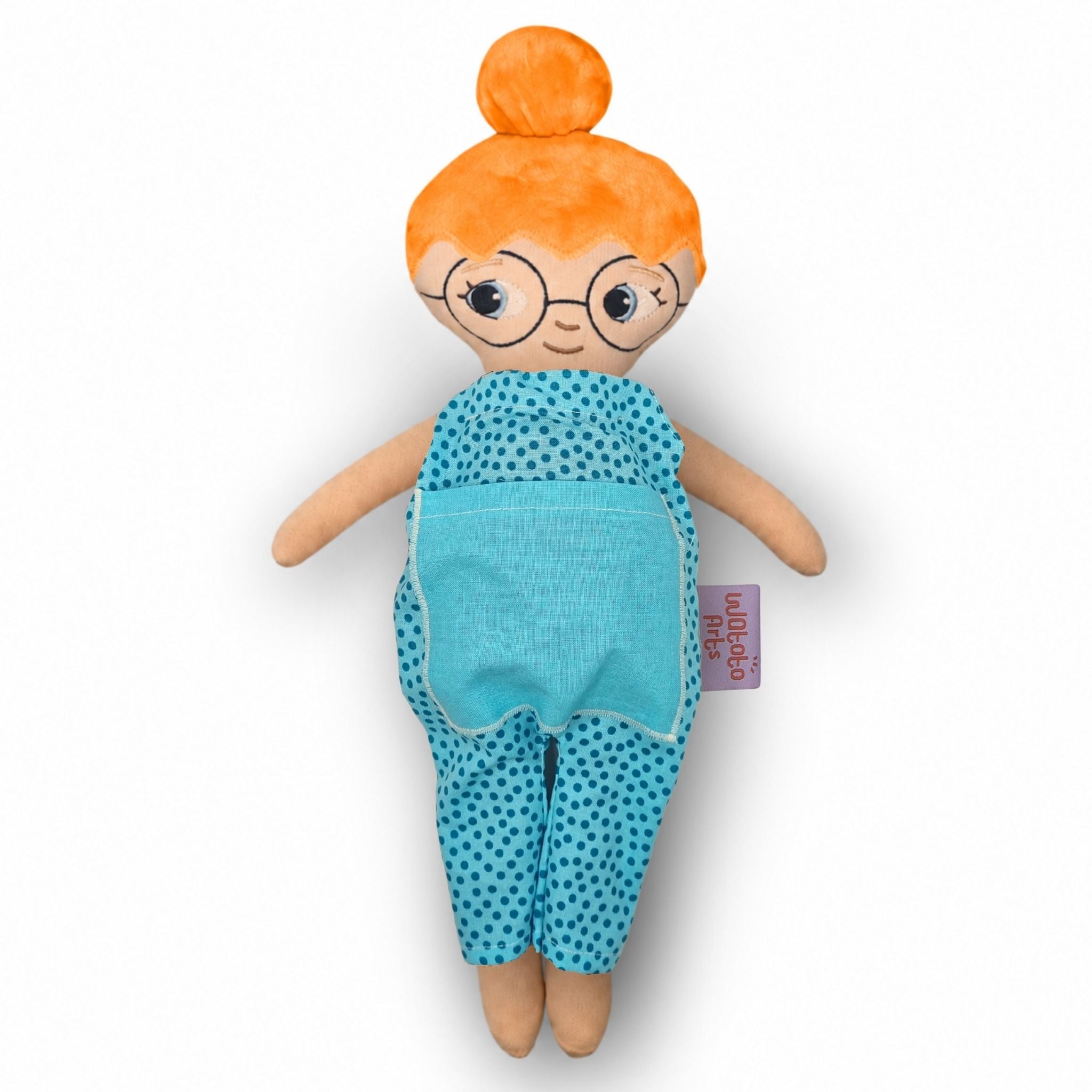 Alva med glasögon, rött hår i en hårknut och jumpsuit blå.