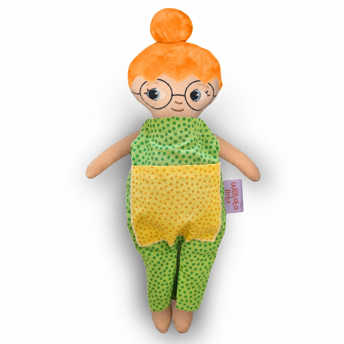 Alva med glasögon, rött hår i en hårknut och jumpsuit grön.