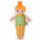 Alva med glasögon, rött hår i en hårknut och jumpsuit orange.
