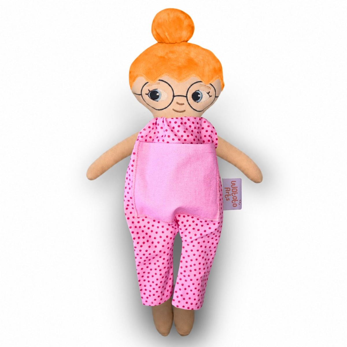 Alva med glasögon, rött hår i en hårknut och jumpsuit rosa.