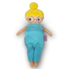 Alyssa med glasögon och en blond hårknut, jumpsuit blå.